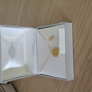 Necklace with real diamond in it